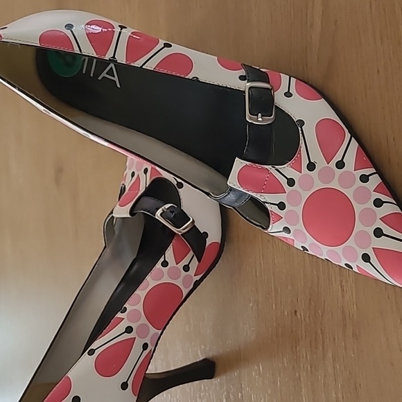 Shoes - Picture 4 of 6